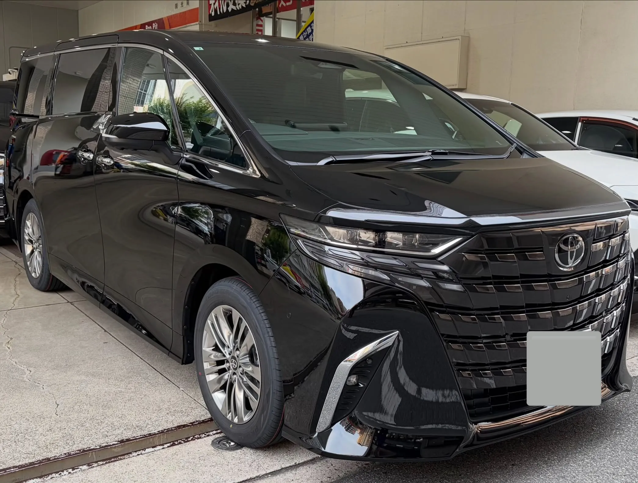 今回施工させて頂いたお車はトヨタアルファードです！✨